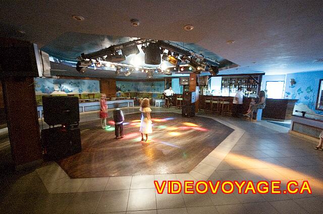 Cuba Cayo Santa Maria Melia Las Dunas Un mini-disco en el club nocturno alrededor de las 20:30 horas.