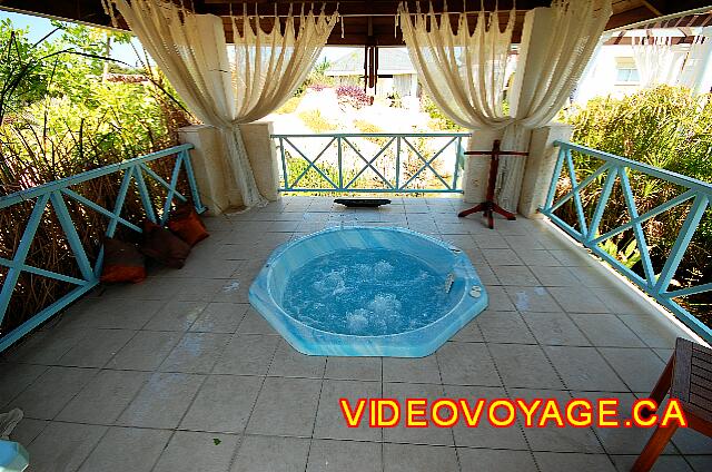 Cuba Cayo Santa Maria Melia Las Dunas Uno de los dos jacuzzis con capacidad para 2 personas. Una sauna también está disponible.
