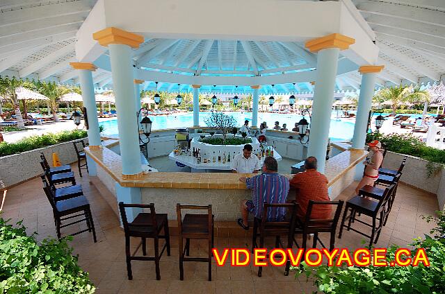 Cuba Cayo Santa Maria Melia Las Dunas Varios asientos en la piscina y fuera de la piscina.