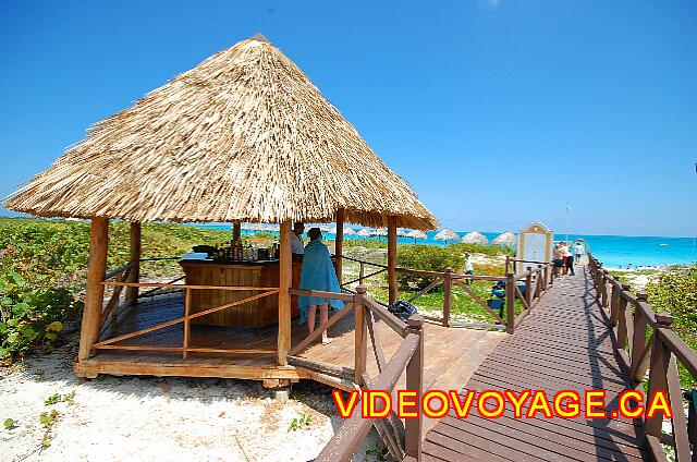 Cuba Cayo Santa Maria Melia Las Dunas Il y a 3 chemins pour accéder à la plage, un bar par chemin.