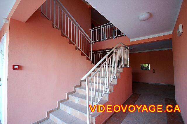 Cuba Cayo Santa Maria Melia Las Dunas Inside a building which habritent standard rooms. An entry allows access to 12 of the 24 rooms of the building.