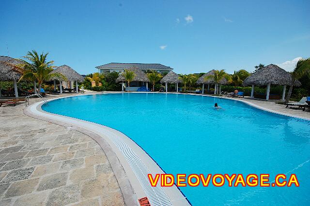 Cuba Cayo Santa Maria Melia Las Dunas Con un escritorio para toallas en la final de la piscina.