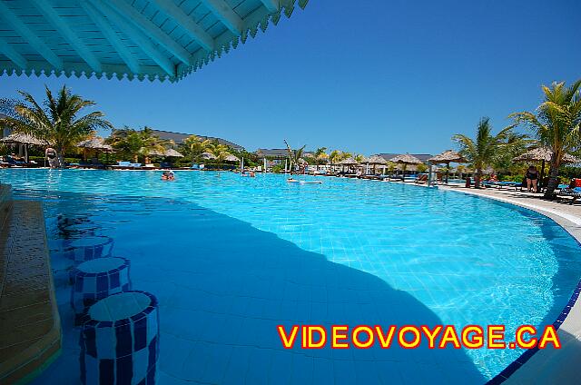 Cuba Cayo Santa Maria Melia Las Dunas Con el bar en la piscina.