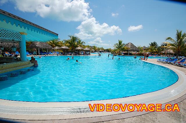 Cuba Cayo Santa Maria Melia Las Dunas Avec un bar dans la piscine.