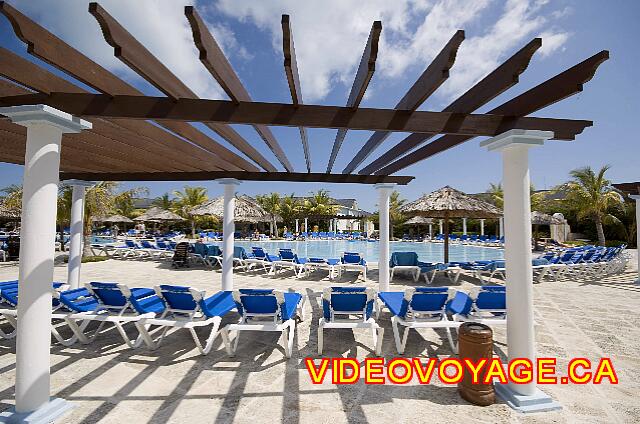 Cuba Cayo Santa Maria Melia Las Dunas Des chaises en plastique pour cette piscine. De nombreux palapas.