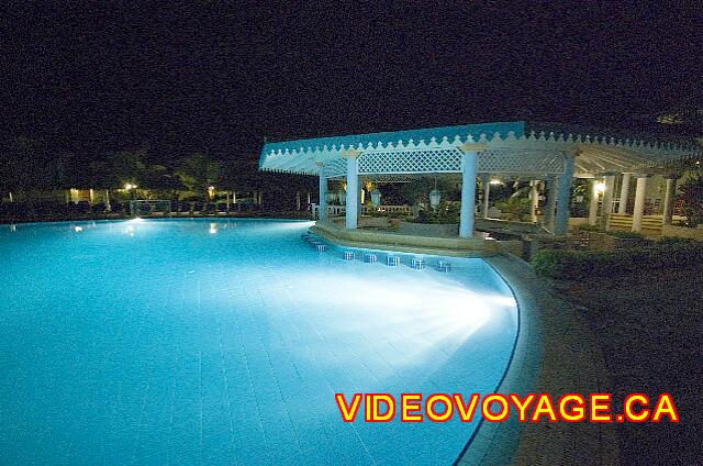 Cuba Cayo Santa Maria Melia Las Dunas El bar con varios escaños en la piscina y la piscina exterior. El acceso para las personas con discapacidad a la barra fuera de la piscina.