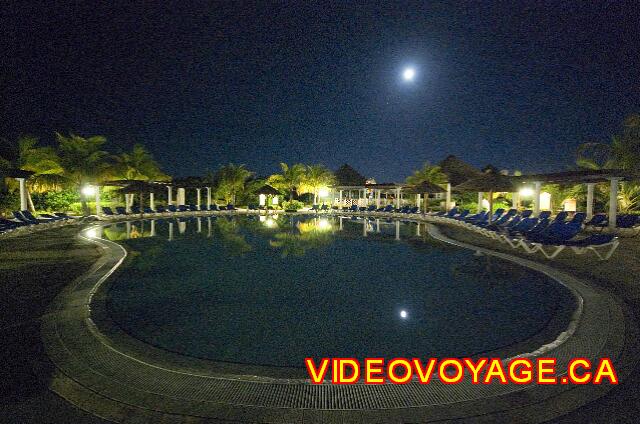 Cuba Cayo Santa Maria Melia Las Dunas La piscina al niño por la noche.