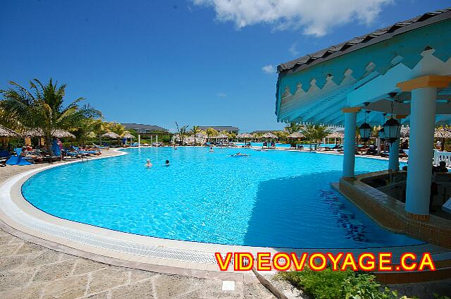 Cuba Cayo Santa Maria Melia Las Dunas Muchos palapas alrededor de la piscina.