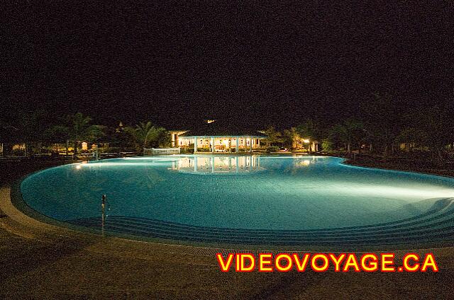 Cuba Cayo Santa Maria Melia Las Dunas La piscina en la noche.