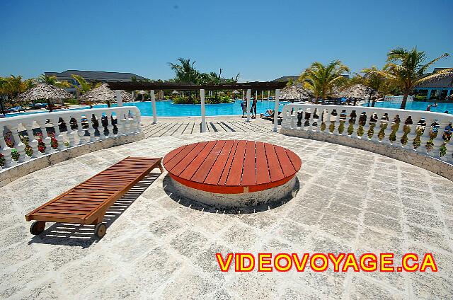 Cuba Cayo Santa Maria Melia Las Dunas Una pequeña terraza cerca de la piscina. A veces con tumbonas.