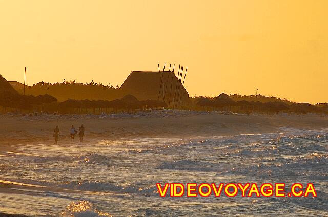 Cuba Cayo Santa Maria Melia Las Dunas Algunos caminantes en la playa.