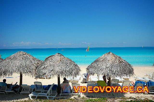 Cuba Cayo Santa Maria Melia Las Dunas Cerca de 80 palapas en la playa.