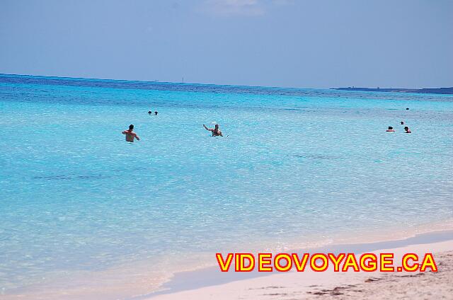 Cuba Cayo Santa Maria Melia Las Dunas La pendiente de entrar en el mar está en calma. Aquí bañistas más de 75 metros de distancia.