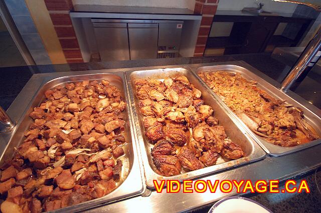 Cuba Cayo Santa Maria Melia Las Dunas Platos calientes a la parrilla patatas, pollo y arroz.