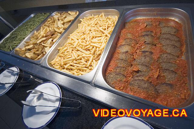 Cuba Cayo Santa Maria Melia Las Dunas judías verdes, patatas con piel, las patatas fritas y la carne en salsa de tomate.