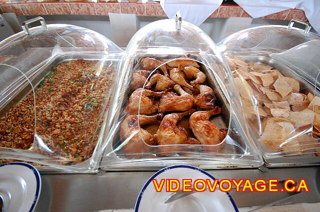 Cuba Cayo Santa Maria Melia Las Dunas Otros platos calientes: arroz, pollo y papas crocantes.