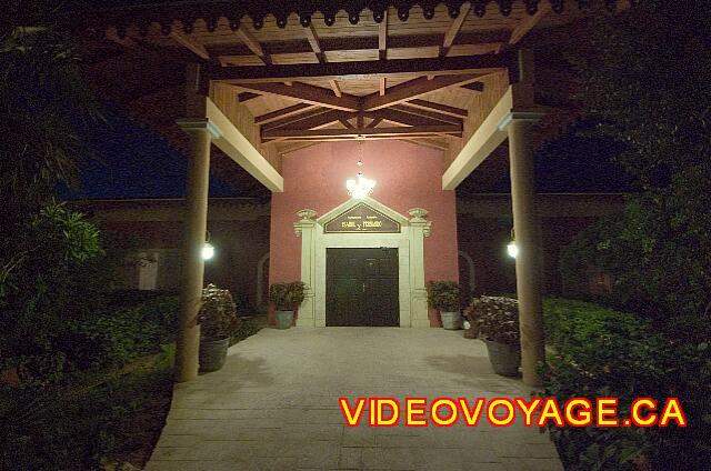 Cuba Cayo Santa Maria Melia Las Dunas The entrance at night.