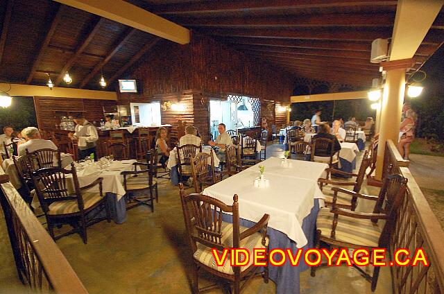 Cuba Cayo Santa Maria Melia Las Dunas In the evening, a small open-plan restaurant. A mosquito season, it is best to have the mosquito hunt.