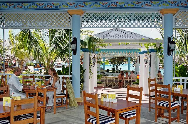 Cuba Cayo Santa Maria Melia Las Dunas El bar restaurante Guaraní interior con vistas al bar de la piscina.