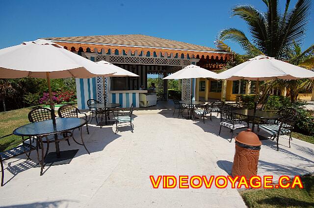 Cuba Cayo Santa Maria Melia Las Dunas Unas cuantas mesas en la terraza al aire libre.