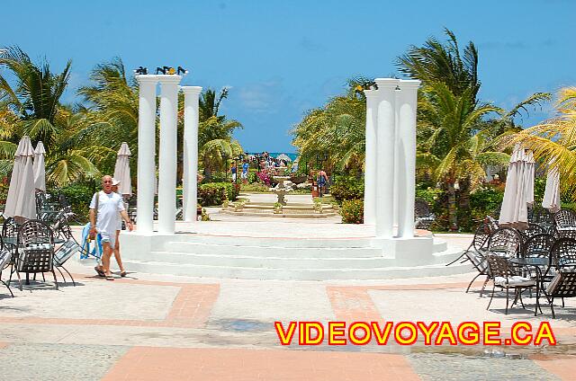 Cuba Cayo Santa Maria Melia Las Dunas Behind the Hall, a driveway that goes to the beach. Here the central place that offers evening activities.
