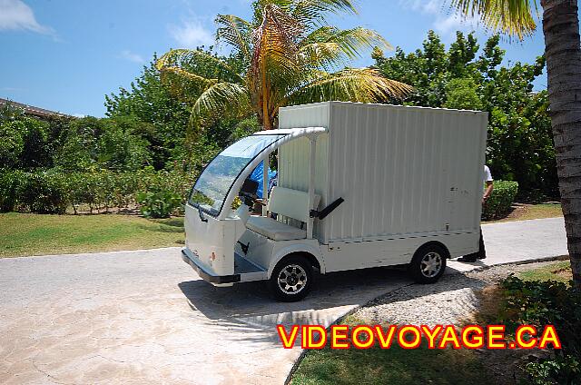 Cuba Cayo Santa Maria Melia Las Dunas The site is very large, many transport walk on the paths. Many carts allow customers and luggage transport.