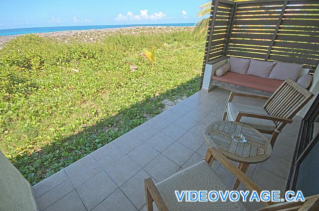 Cuba Cayo Santa Maria Melia Buenavista Un balcon avec chaise, table et sofa. Beaucoup de chambres ont une vue océan.