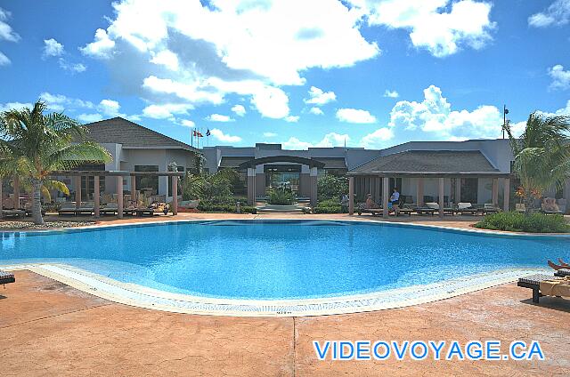 Cuba Cayo Santa Maria Melia Buenavista La piscine principale et le Lobby en arrière plan.