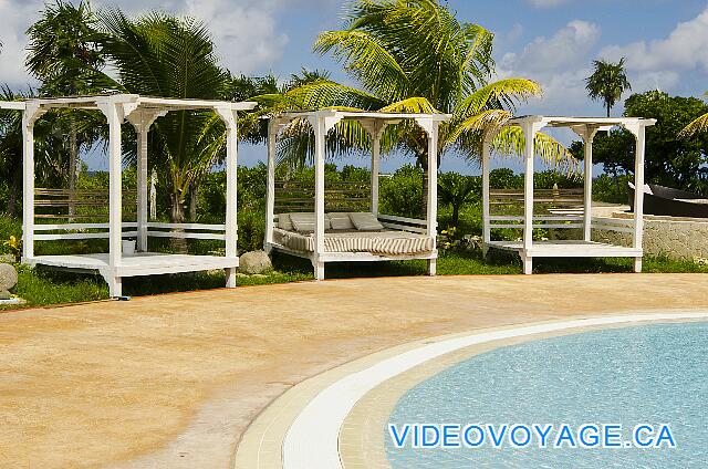 Cuba Cayo Santa Maria Melia Buenavista Quelques lits sur la terrasse de la piscine.