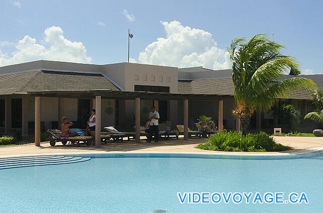 Cuba Cayo Santa Maria Melia Buenavista Quelques chaises longues sous un abris, le service de bar à la piscine.