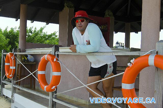 Cuba Cayo Santa Maria Melia Buenavista Un socorrista vigila la playa, las olas a veces puede ser bastante grande en esta playa.