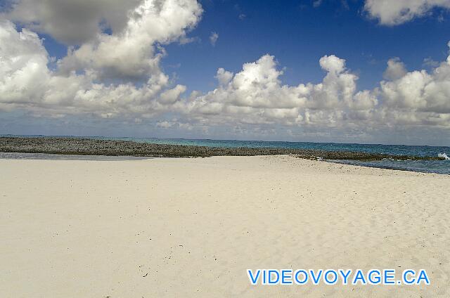 Cuba Cayo Santa Maria Melia Buenavista La playa en el West End, con rocas.