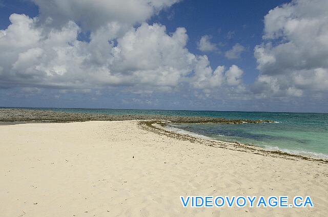 Cuba Cayo Santa Maria Melia Buenavista La plage à l'ouest termine avec des rochers.