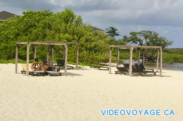 Cuba Cayo Santa Maria Melia Buenavista Otro tipo de palapas en el extremo de la playa.