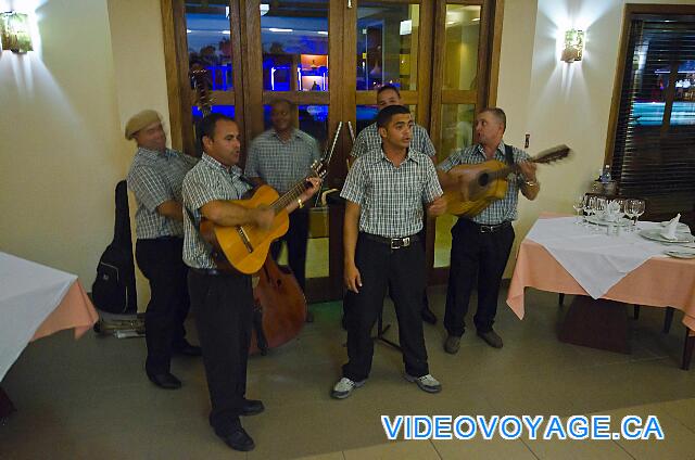 Cuba Cayo Santa Maria Melia Buenavista Des musiciens le soir