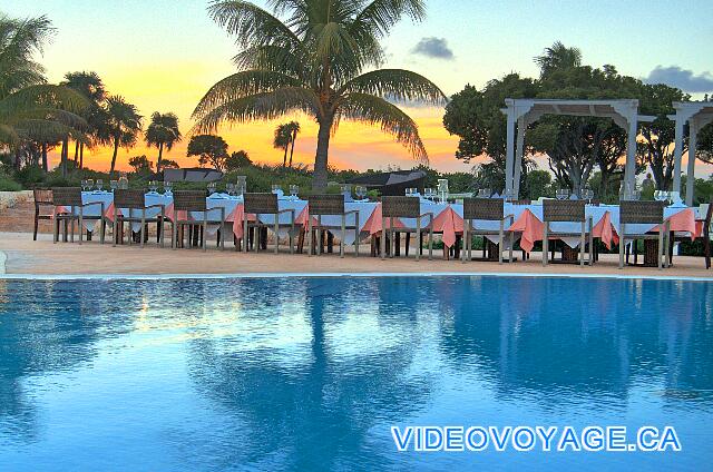 Cuba Cayo Santa Maria Melia Buenavista Des soupers peuvent être organisé sur la terrasse de la piscine...