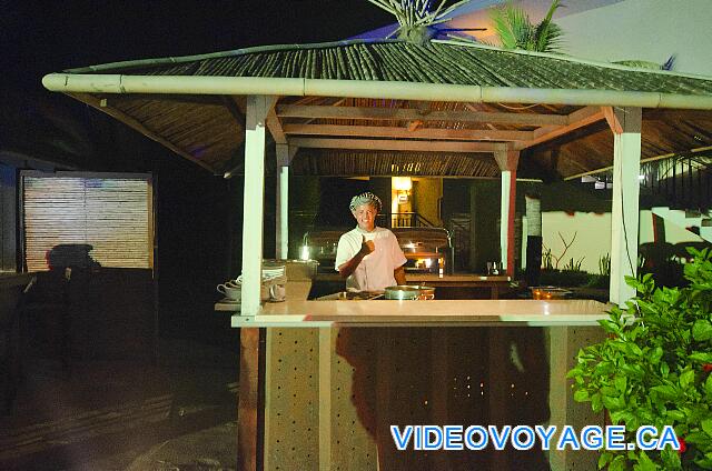 Cuba Cayo Santa Maria Melia Buenavista Les installations sont déjà prévu pour les soupers sur la terrasse de la piscine.