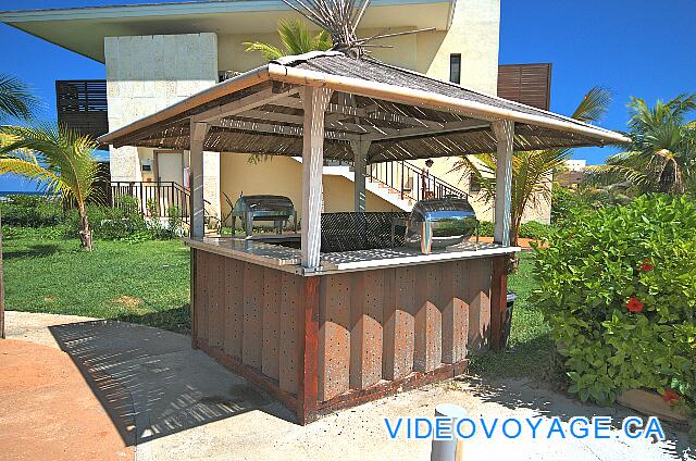 Cuba Cayo Santa Maria Melia Buenavista Les installations sont déjà prévu pour les soupers sur la terrasse de la piscine.