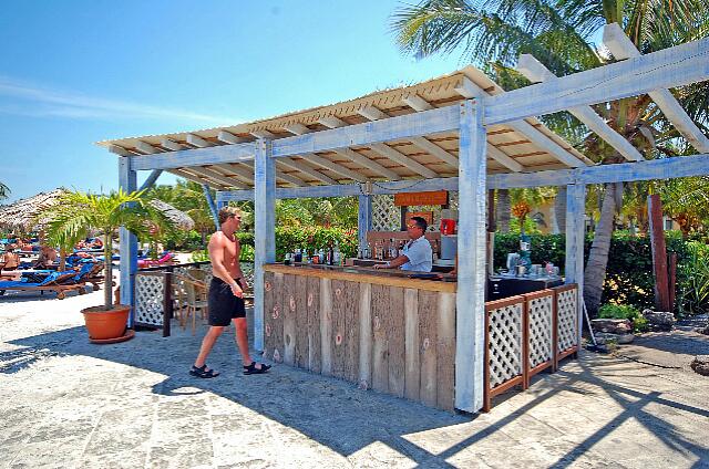 Cuba Cayo Santa Maria Melia Cayo Santa Maria Un bar sur la terrasse de la piscine.