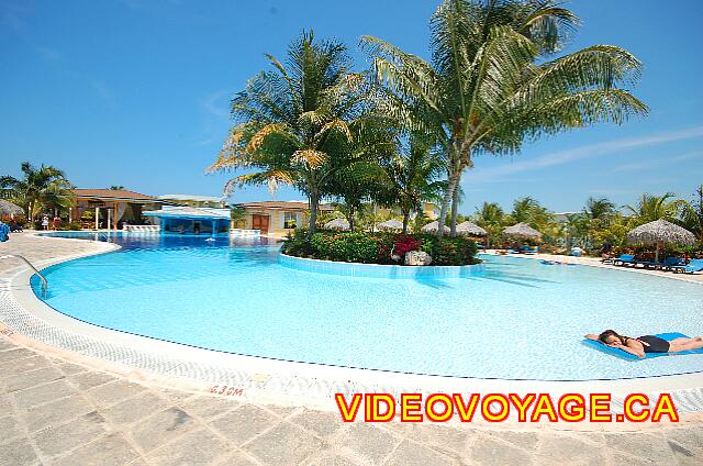 Cuba Cayo Santa Maria Melia Cayo Santa Maria La segunda piscina con una isla en el centro y el bar de la piscina a la izquierda.