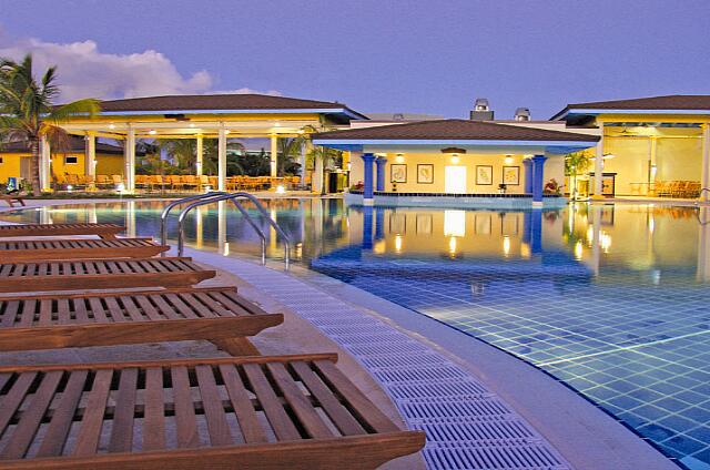 Cuba Cayo Santa Maria Melia Cayo Santa Maria El bar en la piscina por la noche.