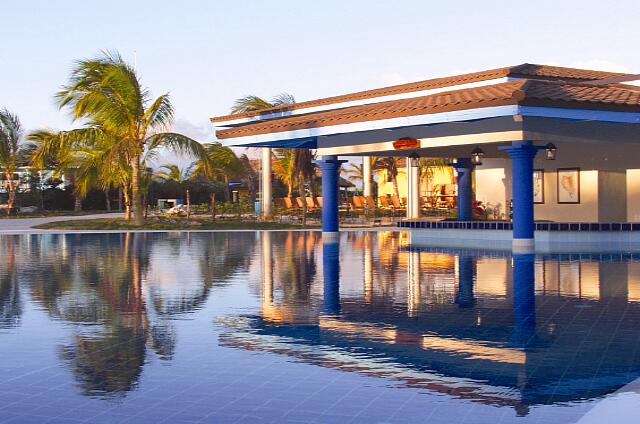 Cuba Cayo Santa Maria Melia Cayo Santa Maria El bar en la piscina al atardecer.