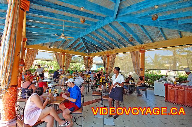 Cuba Cayo Santa Maria Melia Cayo Santa Maria The snack bar by the pool is open 24 hours.