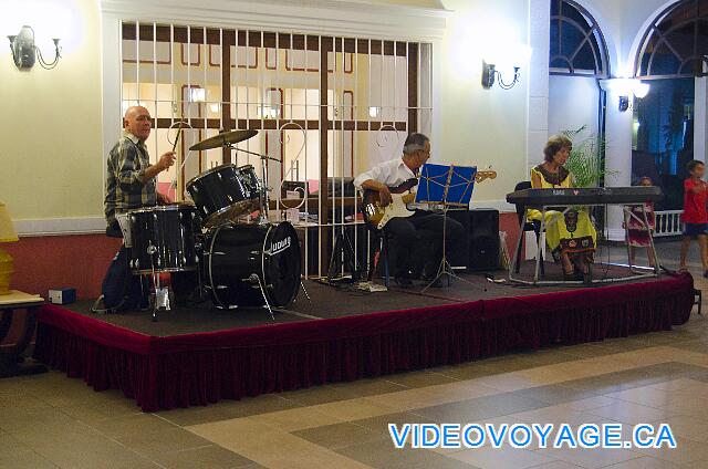 Cuba Cayo Santa Maria Memories Azul / Paraiso Musicians in the lobby at night.