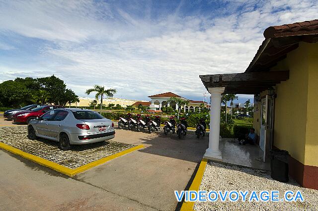 Cuba Cayo Santa Maria Memories Azul / Paraiso El alquiler de motos y el coche delante de la sección Azul