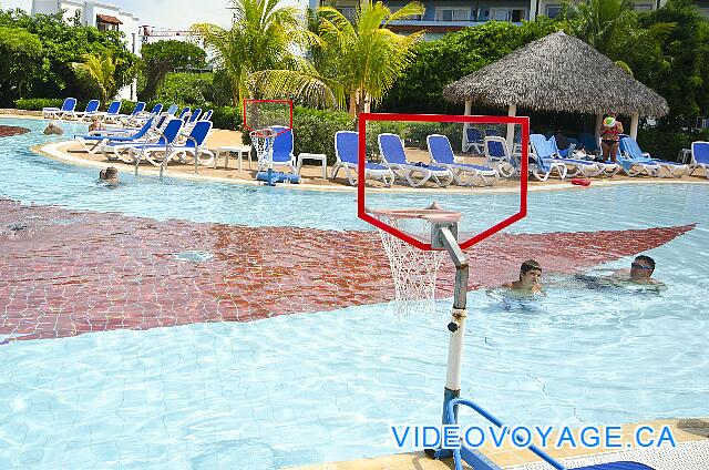 Cuba Cayo Santa Maria Memories Azul / Paraiso Una canasta de baloncesto en la piscina principal de la sección Azul