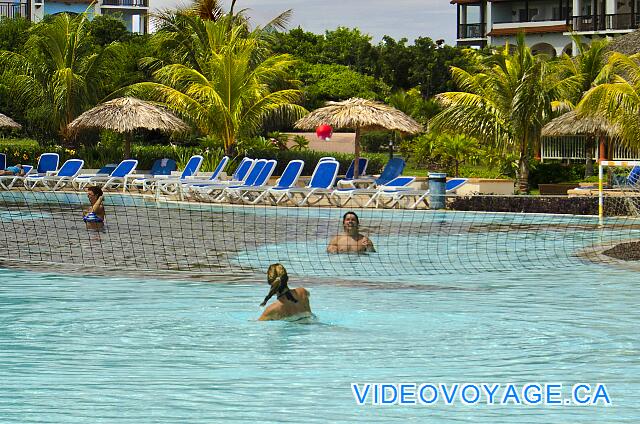 Cuba Cayo Santa Maria Memories Azul / Paraiso Una red de voleibol en la piscina principal de la sección Azul