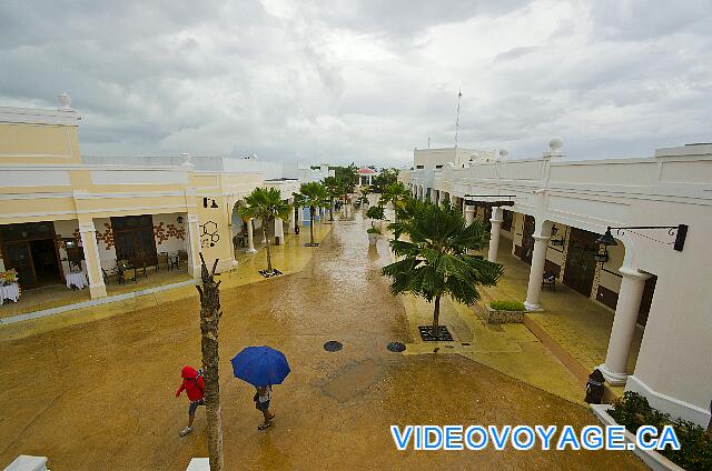 Cuba Cayo Santa Maria Memories Azul / Paraiso El Pueblo La Estrella es una sección de servicio no incluido disponible en varios hoteles turísticos en Cayo Santa María. Situado en el extremo occidental de la sección Paraiso, permite un transporte continuo para llegar allí.