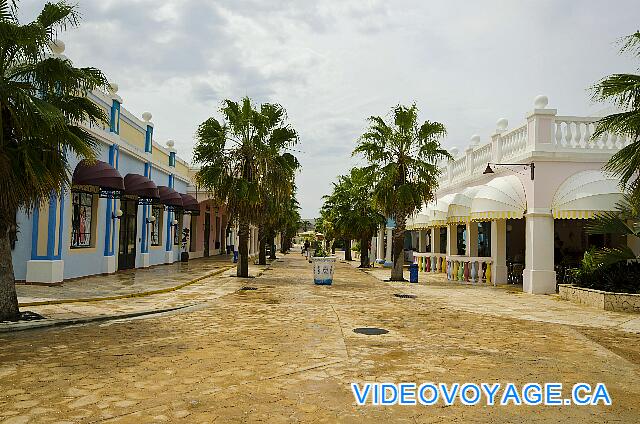 Cuba Cayo Santa Maria Memories Azul / Paraiso The Pueblo la estrella is vast, a nice place for cafes, bars, shops, ...