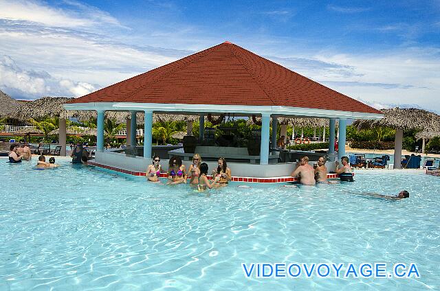 Cuba Cayo Santa Maria Memories Azul / Paraiso El bar en la piscina principal, muy popular ...